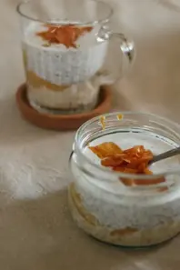 Genießen Sie Safran-Vanille-Chia-Pudding, ein cremiges und aromatisches Dessert mit einer perfekten Mischung aus Safran und Vanille.